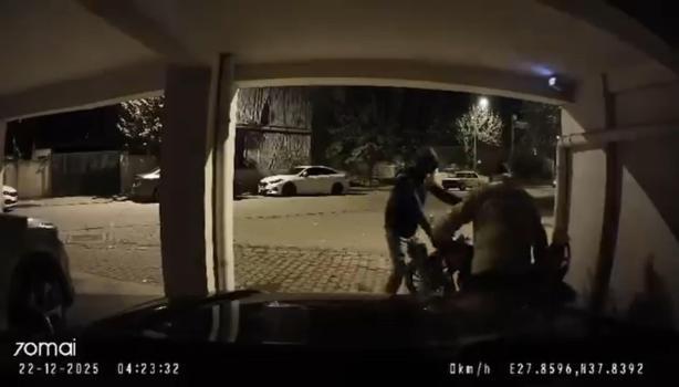 Apartmanlardan 4 motosiklet çalan şüpheliler yakalandı; o anlar kamerada