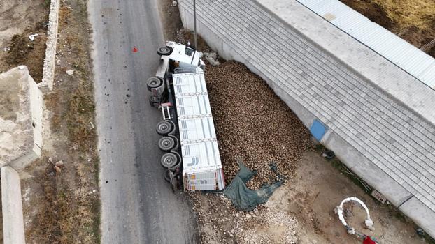 Konya'da TIR devrildi: 1 yaralı