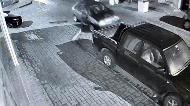 Alkollü sürücünün otomobille park halindeki araçlara çarptığı kaza kamerada