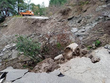 Cide-İnebolu kara yolu, heyelan nedeniyle ulaşıma kapatıldı
