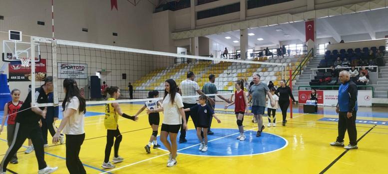 Aileleriyle voleybol oynadılar