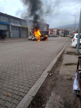 Otomobilin alev alev yandığı anlar kamerada