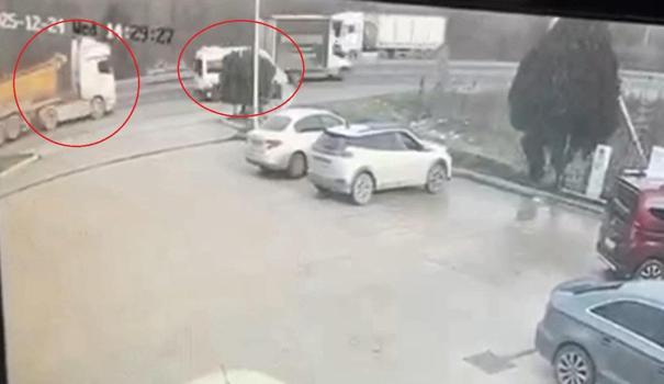 Hafriyat kamyonunun çarptığı karavan şarampole yuvarlandı / Ek fotoğraflar