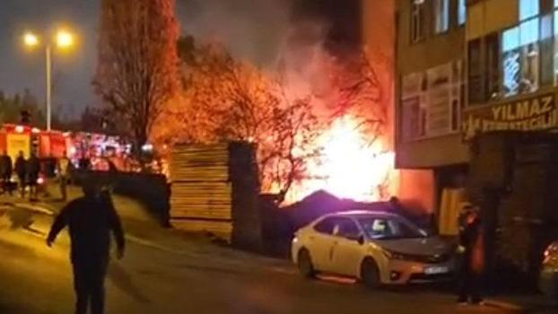 Sultanbeyli'de boya kaporta dükkanında yangın; 4 araç zarar gördü