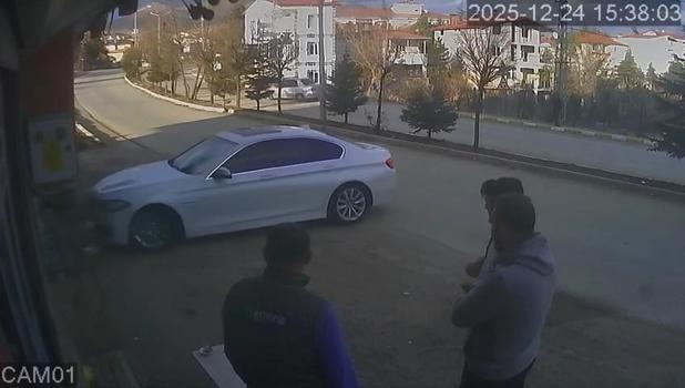 Geri giderek yola çıkan otomobil, arkadan gelen otomobille çarpıştı; kaza kamerada