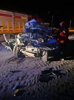 Otomobil, park halindeki TIR’a çarptı: 1ölü, 1 yaralı