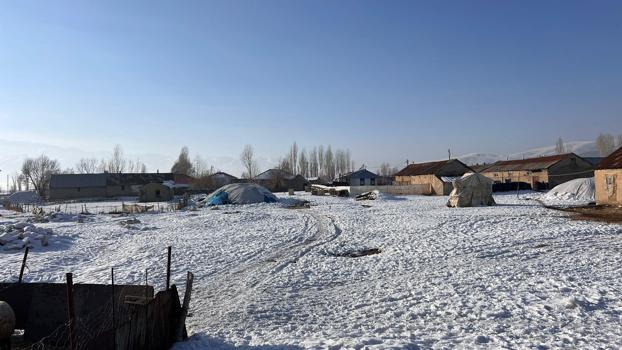 Hakkari’nin bir ilçesinde dondurucu soğuk, diğerinde bahar havası