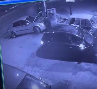 Tamir sırasında otomobile, başka bir araç çarptı; kaza kamerada