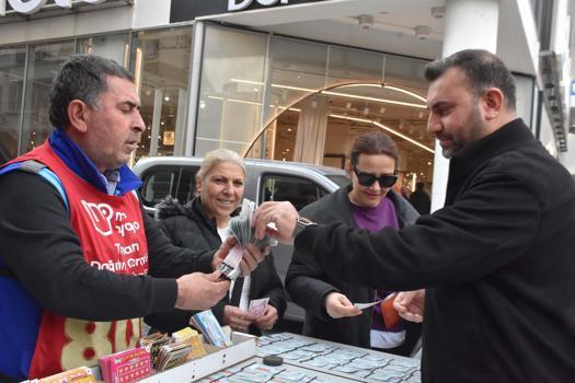 İzmirlilerden 800 milyon TL’lik rekor ikramiyeli Milli Piyango yılbaşı biletlerine yoğun ilgi