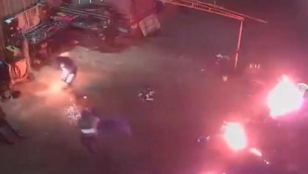 Isınmak için yaktığı ateş sönmesin diye tiner dökünce yaralandı