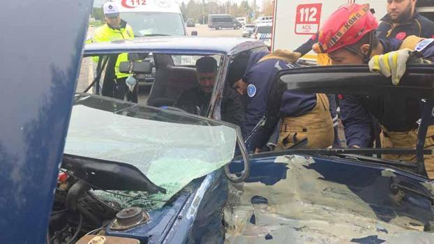 Ters yöne giren otomobille kamyonet çarpıştı; araçta sıkışan sürücüyü ekipler kurtardı