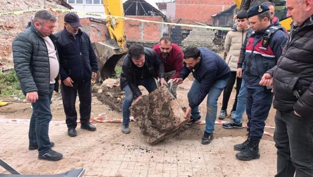 Site inşaatı kazısında mezar kalıntıları ile insan kemikleri bulundu