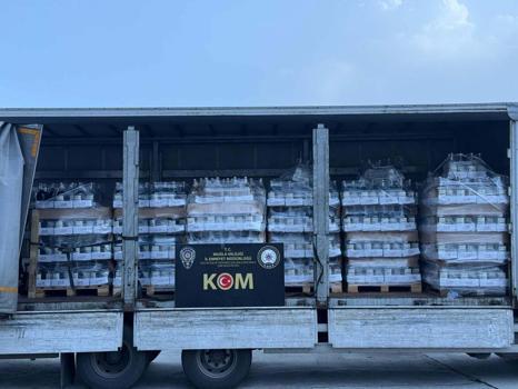 Kamyonet kasasında 4 bin 737 litre sahte içki ele geçirildi