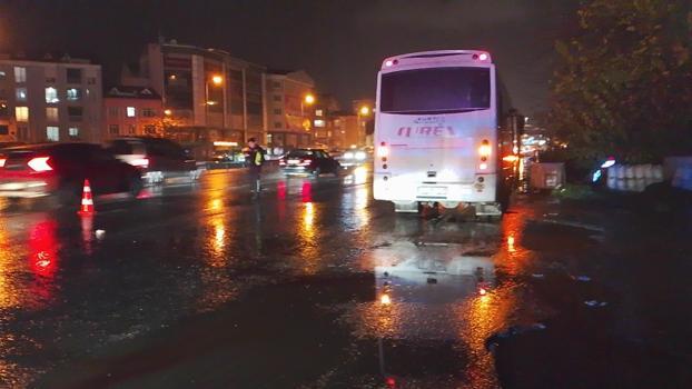 İstanbul - Silivri'de yolun karşısına geçmek isteyen kadına servis aracı çarptı