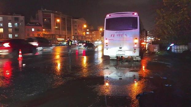 Silivri'de yolun karşısına geçmek isteyen kadına servis aracı çarptı