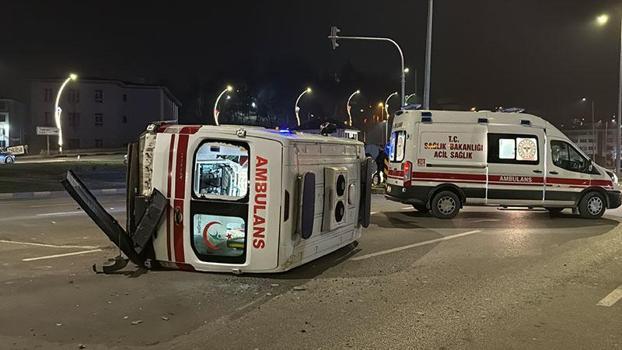 Otomobil ile çarpışan ambulans devrildi; 3 sağlık personeli yaralı