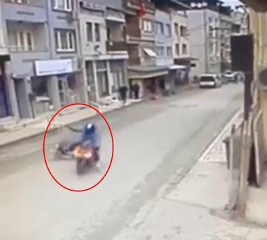 Yayaya çarpan motosikletli kaza sonrası kaçtı; o anlar kamerada