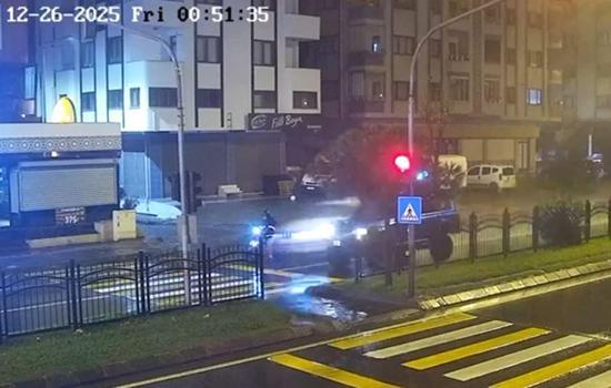 Ehliyetsiz sürücünün kullandığı otomobilin motosiklete çarptığı kaza kamerada; 1 ölü