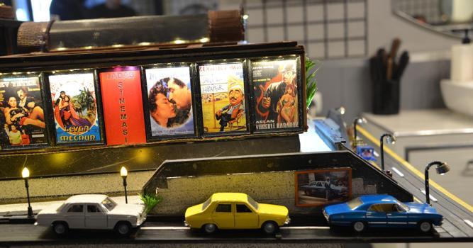 Pandemide maket yapımını öğrendi, 25 bin objeyle çocukluğunun geçtiği sinema ve çevresini ortaya çıkardı/  Ek fotoğraflar