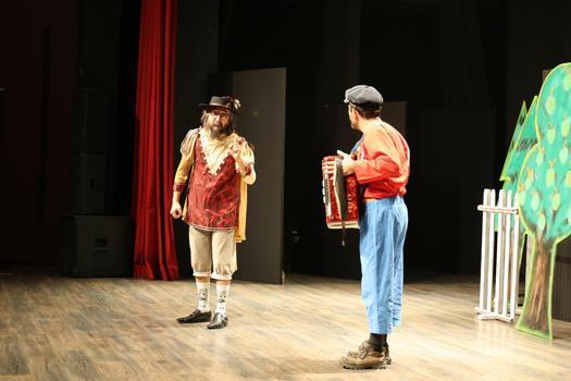 Aydın'da 'Müzisyenler Çetesi' oyunu çocuklarla buluşturuldu