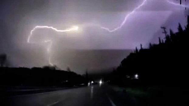 Kuşadası'nda geceyi şimşekler aydınlattı