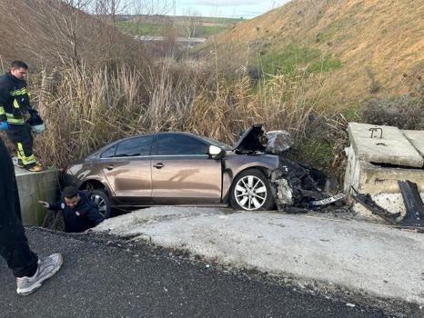 Su kanalına düşen otomobildeki çift yaralandı
