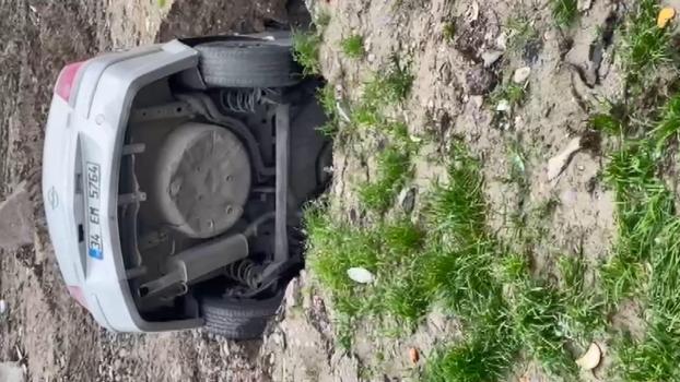 İstanbul- Esenyurt’ta park halindeyken arazide oluşan göçüğe düşen otomobilin sahibi: Bu arabadan çok çektim, üstünü gömün gitsin