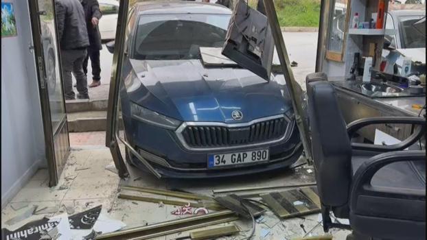İstanbul - Arnavutköy'de park halinde yokuş aşağı kayan otomobil berber dükkanına daldı