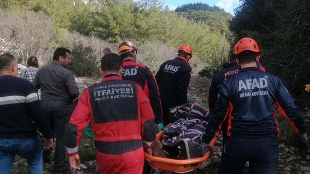 Kayalıklardan düşüp mahsur kalan çoban, kurtarıldı