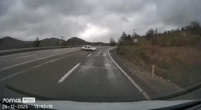 Karşı yöne geçen otomobil ile minibüsün çarpıştığı kaza kamerada