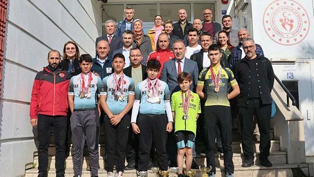 Mahalle aralarında yetişen bisiklet şampiyonlarından Gençlik ve Spor İl Müdürü'ne ziyaret