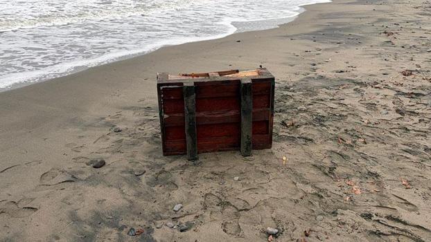 Samsun'da sahile, üzerinde Rusça yazılar olan sandık vurdu