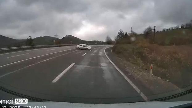 Karşı yöne geçen otomobil ile minibüsün çarpıştığı kaza kamerada