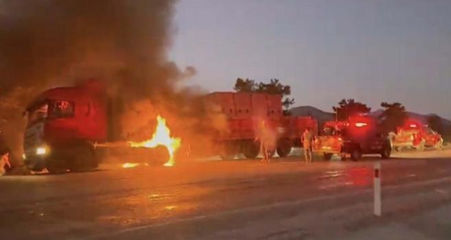 Muğla’da tuğla yüklü TIR yandı