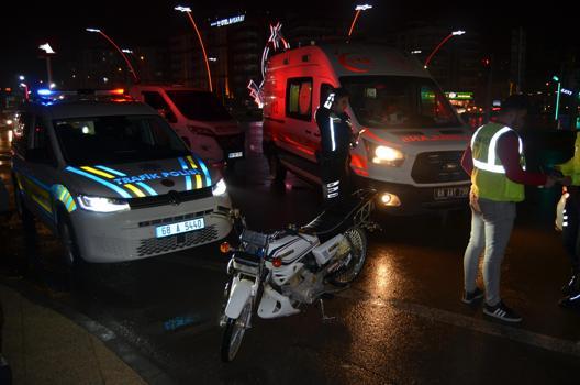 Polisin 'dur' ihtarına uymayan çocuk sürücü, kaçarken kaza yapıp yaralandı