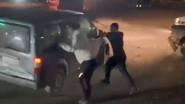 Trafik tartışmasında hafif ticari aracına sopayla saldırılan sürücüsü, 3 araca çarptı; o anlar kamerada