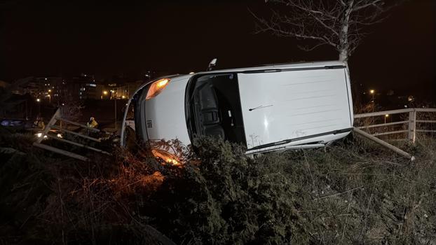 Hafif ticari araç ile otomobil çarpıştı; 3 yaralı