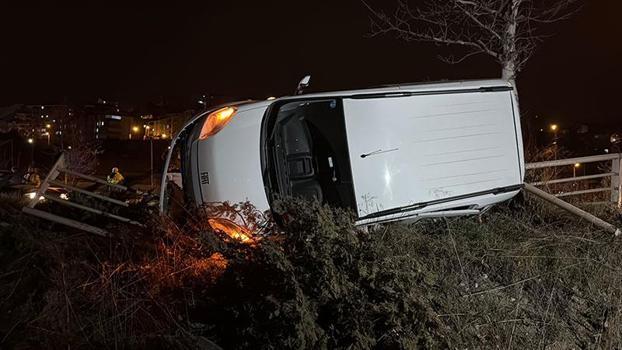 Hafif ticari araç ile otomobil çarpıştı; 3 yaralı