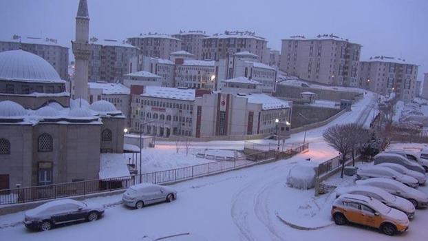 Yüksekova'da kar yağışı etkili oldu