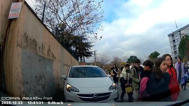 Okuldan çıkan öğrencilerin üzerine otomobilini sürdü; o anlar kamerada