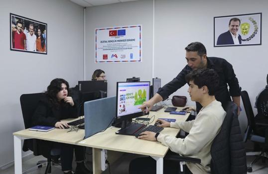 MERCEK’te  Dijtal Tasarım ve Canva’ kursuna yoğun ilgi