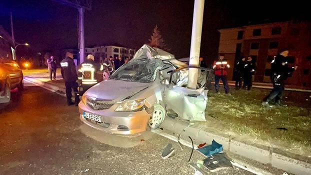 Otomobil trambüs direğine çarptı: 1 ölü, 1 yaralı