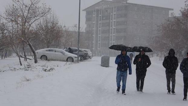 Bitlis'te kar yağışı; 180 köy yolu ulaşıma kapandı