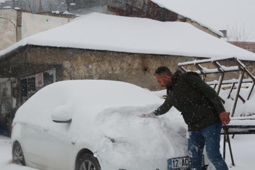 Karlıova'da yoğun kar; 10 köy yolu  kapandı