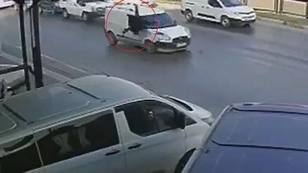 Hafif ticari aracın yayaya çarptığı kaza kamerada