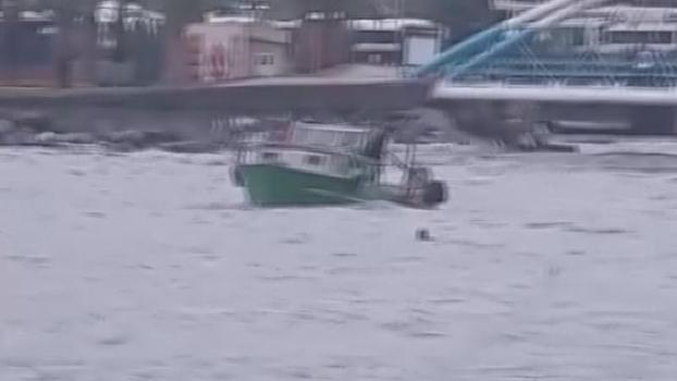 Ereğli’de fırtınada sürüklenen tekne köprüye çarptı