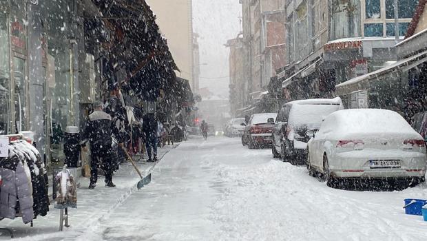 Kars'ta kar yağışı ve tipi; 27 köy yolu ulaşıma kapandı