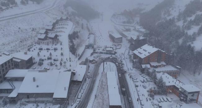 Palandöken’de kar kalınlığı 70 santimetreyi geçti; kayak merkezi dronla görüntülendi