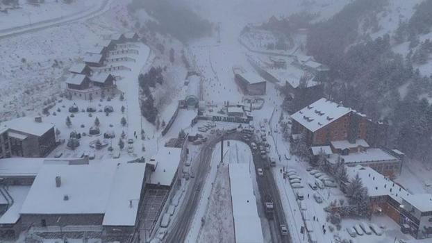 Palandöken’de kar kalınlığı 70 santimetreyi geçti; kayak merkezi dronla görüntülendi