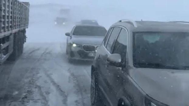 Tendürek Geçidi'nde ulaşım durma noktasına geldi